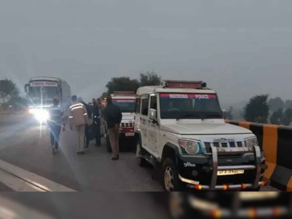 मथुरा के यमुना एक्सप्रेस वे पर भीषण सड़क हादसा, MP पुलिस के 3 जवान समेत 4 की मौत