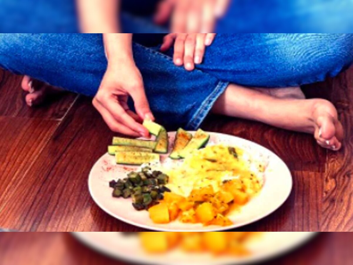 Sitting on the Floor while Eating: जमीन पर बैठकर खाना खाने से मिलते हैं ये 6 कमाल के फायदे, जानें खाने का सही तरीका