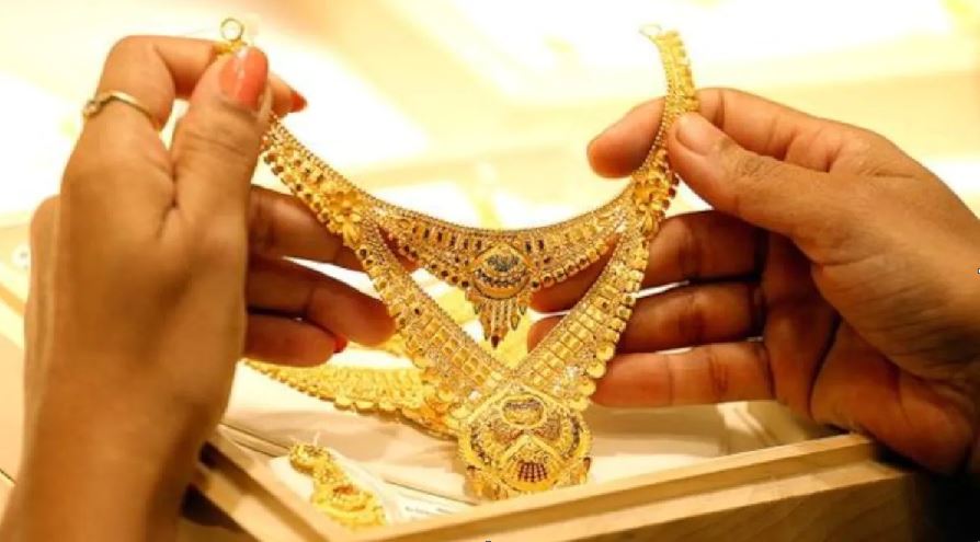 Gold Price: सोने के दाम में आई भारी गिरावट, रिकॉर्ड कीमत से 8,800 रुपये सस्ता हुआ सोना