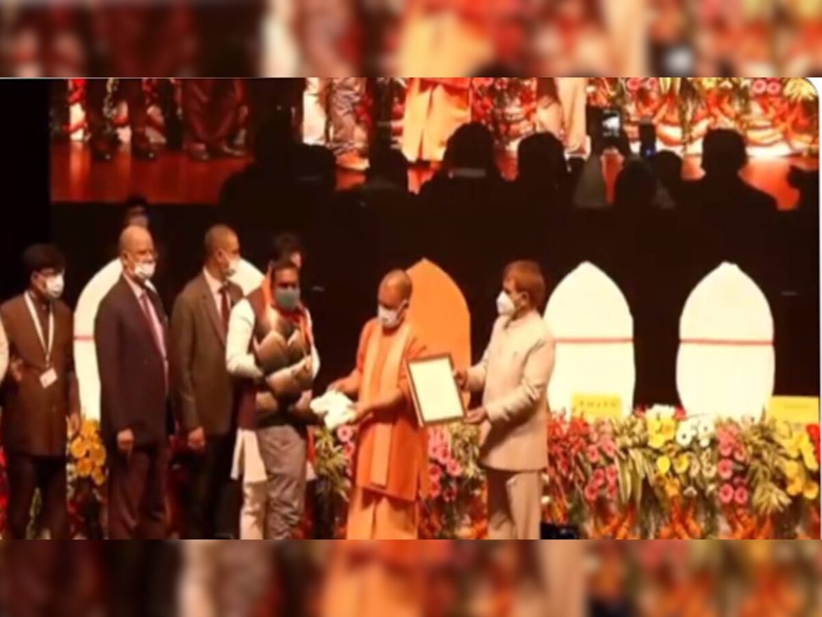 विश्व दिव्यांगजन दिवस: CM योगी ने बेहतरीन प्रदर्शन करने वाले दिव्यांगों को वितरित किया सर्वश्रेष्ठ राज्य स्तरीय पुरस्कार