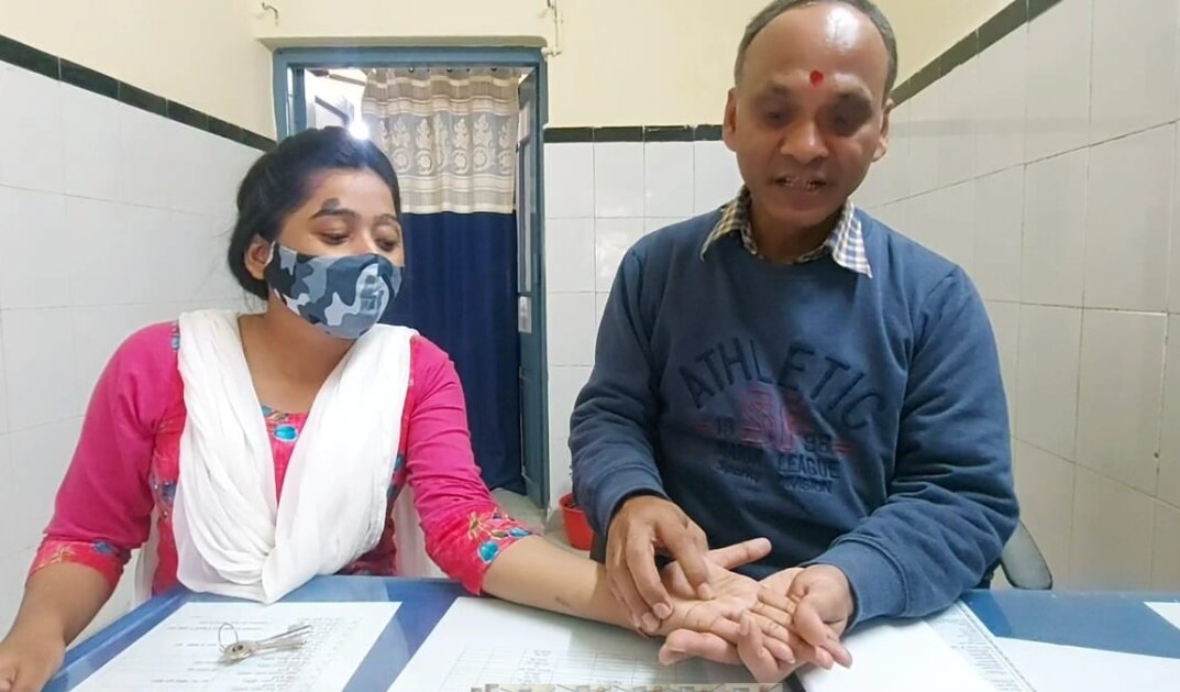 Astrological therapy center in Darbhanga: देश का पहला आयुर्वेदिक केंद्र जहां हाथ देखकर हो रहा इलाज, मरीजों को हो रहा पूरा फायदा