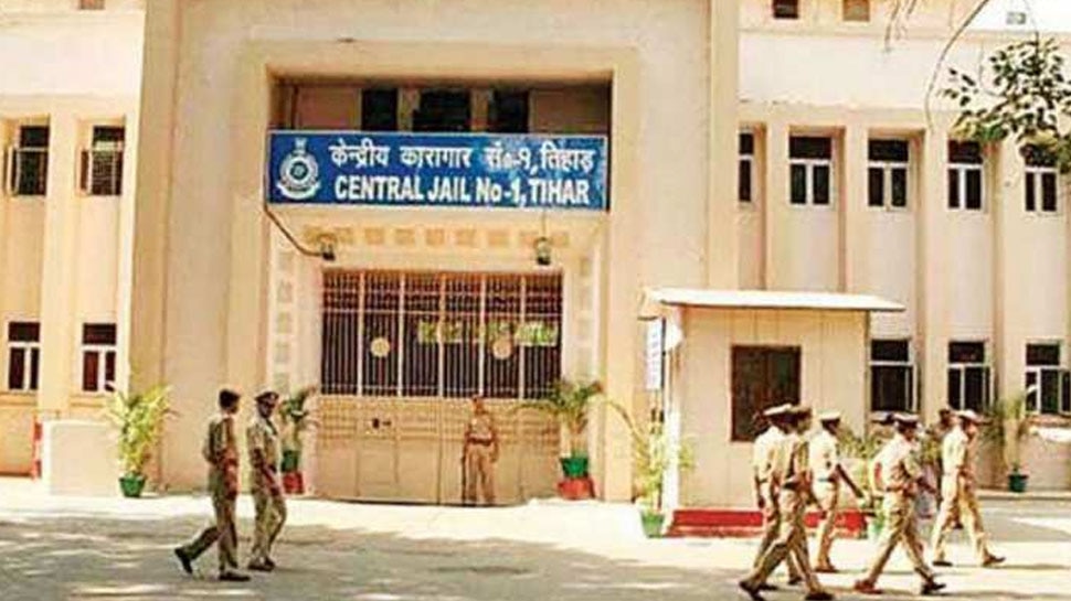 जेल में रहकर ठग लिए 200 करोड़ रुपये, अब आरोपी की पत्नी से क्यों घबरा रहा तिहाड़ प्रशासन?