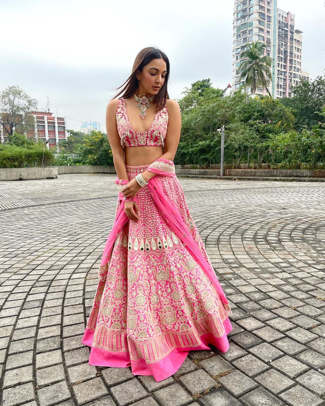 kiara advani looking stunning in pink lehenga know the price | कियारा आडवाणी ने डीपनेक ड्रेस में दिखाईं अदाएं, लहंगे की कीमत उड़ा देगी होश | Hindi News,