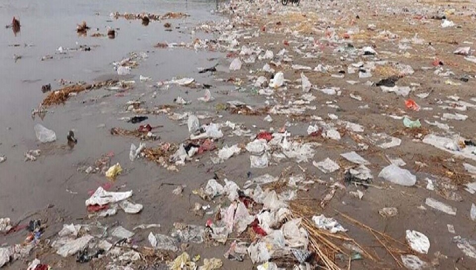 झारखंड: साहिबगंज के गंगा घाटों पर लगा गंदगी का अंबार, स्नान-दान करने पहुंच रहे लोगों को हो रही परेशानी