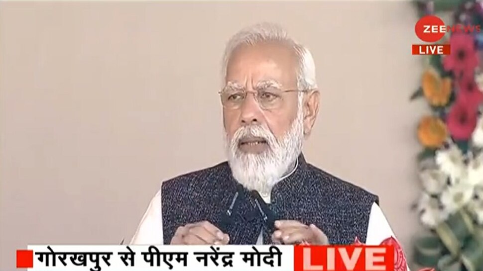 सपा पर PM का तंज, 'लाल टोपी वालों को लाल बत्ती से मतलब, आतंकियों पर हैं मेहरबान'