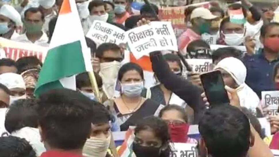 चयनित शिक्षक फिर सड़कों पर उतरे, दी धमकी- नियुक्ति नहीं मिली तो जान दे देंगे!