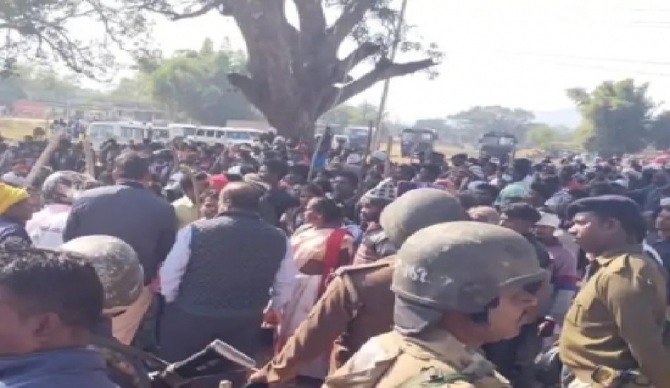 चान्हो में एकलव्य विद्यालय का विरोध, ग्रामीणों और पुलिस के बीच टकराव, एक दर्जन हुए घायल