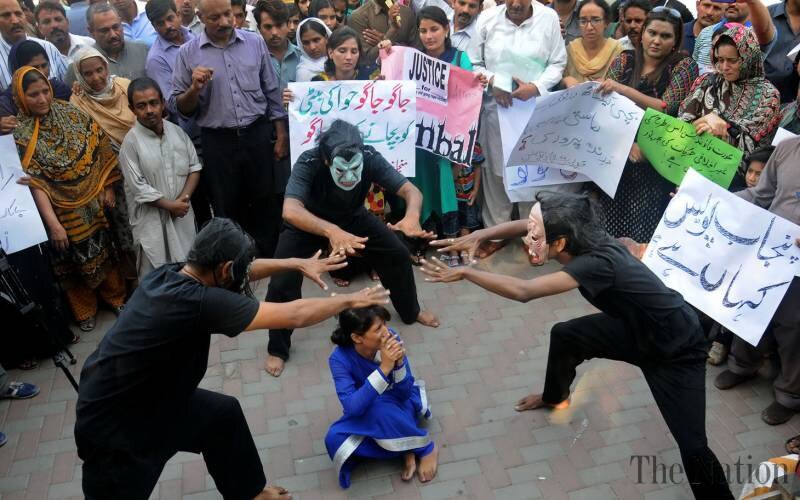 पाकिस्तान: चोरी के आरोप में भीड़ ने महिलाओं को निर्वस्त्र करके पीटा