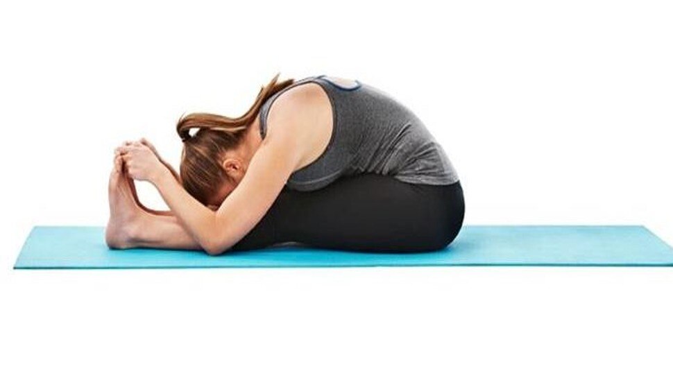 Benefits of Paschimottanasana This 1 posture will remove stress brmp |  Benefits of Paschimottanasana: तनाव को दूर कर देगा यह 1 आसन, मिलेंगे शानदार  लाभ, जानें करने की विधि | Hindi News, Health