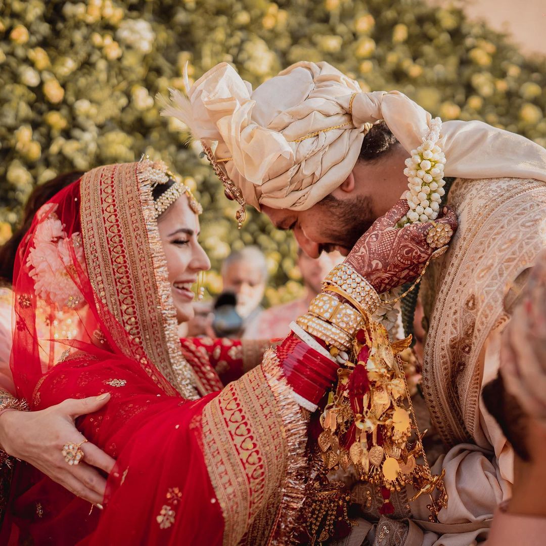 vicky kaushal shared his first exclusive wedding pics with katrina kaif viral | Out हुई विक्की और कैटरीना की शादी की तस्वीरें, लाल जोड़े में एक्ट्रेस दिखी बेहद खूबसूरत | Hindi News,