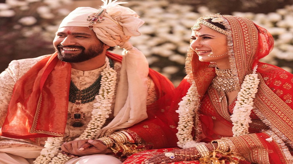 Vicky-Katrina Wedding: ସମାପ୍ତ ହେଲା ଫ୍ୟାନ୍ସଙ୍କ ଅପେକ୍ଷା, ସାମ୍ନାକୁ ଆସିଲା ଭିକି-କ୍ୟାଟ୍ରିନାଙ୍କ ବିବାହର ଫଟୋ Vicky-Katrina Wedding: ସମାପ୍ତ ହେଲା ଫ୍ୟାନ୍ସଙ୍କ ଅପେକ୍ଷା, ସାମ୍ନାକୁ ଆସିଲା ଭିକି-କ୍ୟାଟ୍ରିନାଙ୍କ ବିବାହର ଫଟୋ