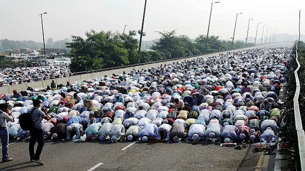 CM Manohar Lal Khattar strict on offering Namaz in the open in Haryana Said  to offer Namaz in religious places | खुले में नमाज को लेकर इस राज्‍य के CM  हुए बेहद