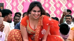 इस हरियाणवी डांसर ने बोल्ड मूव्स से स्टेज पर लगा दी आग, अदाएं ऐसी कि मचल उठे दीवाने