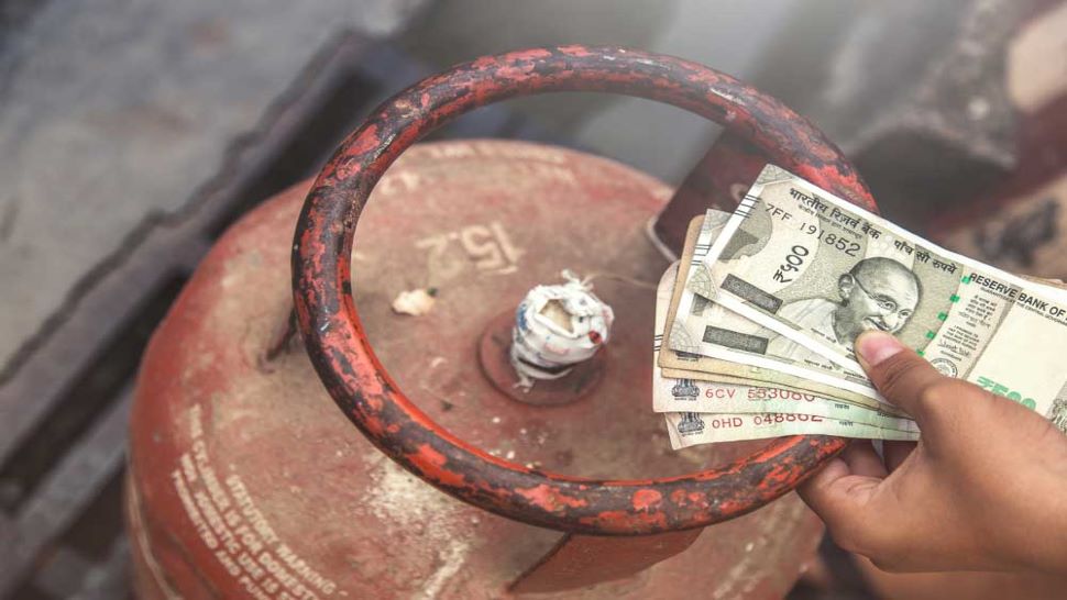 LPG Booking Offer: एलपीजी सिलेंडर की बुकिंग पर मिल रहा है 2700 रुपये का फायदा और कई लाभ, जल्दी करें