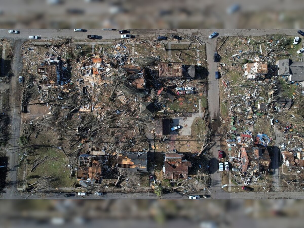 Satellite photos shows Amazon warehouse in Illinois before and after a