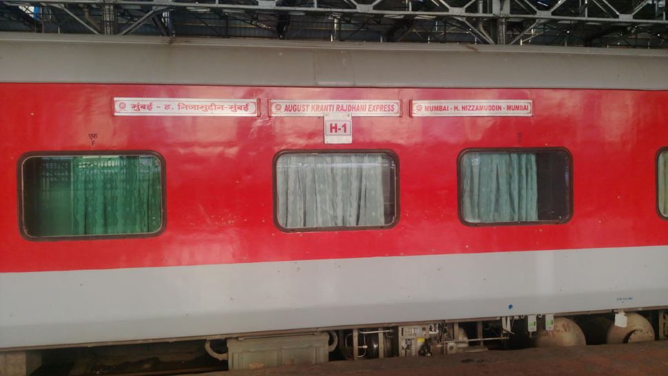 Indian Railways: रेल यात्रियों के लिए खुशखबरी! अब इन ट्रेनों में भी मिलेगा तेजस का मजा, होने जा रहा बड़ा बदलाव