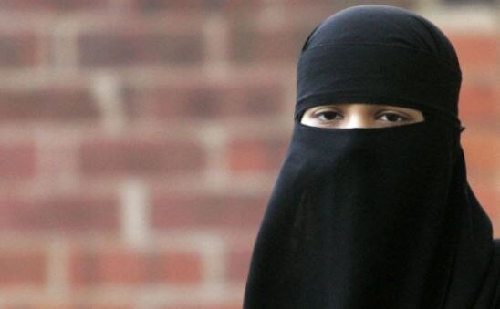 बुर्का पहनकर पढ़ा रही मुस्लिम टीचर को निकाला, इस देश के पीएम को देना पड़ा बयान