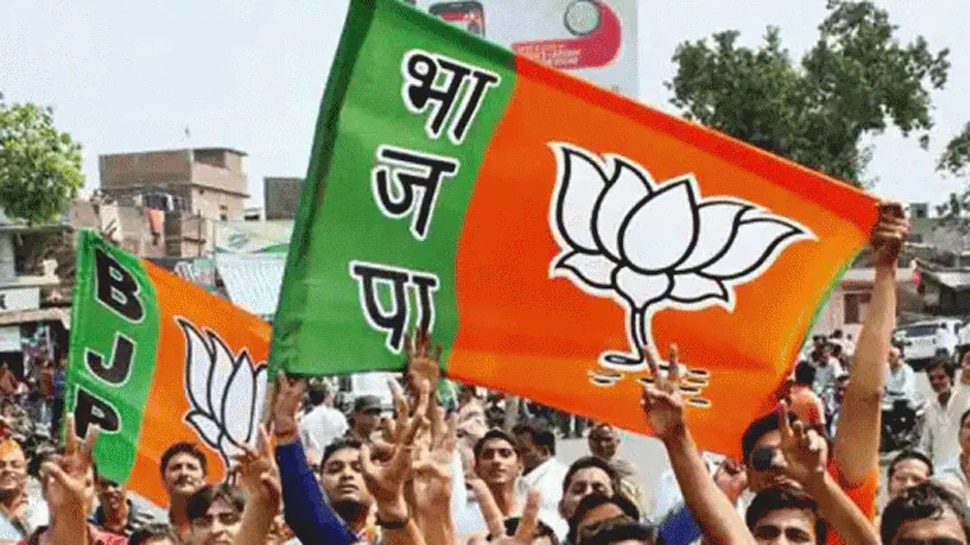 शिवसेना+एनसीपी+कांग्रेस एक तरफ फिर भी अकेले BJP पड़ी भारी, लहराया 'भगवा'