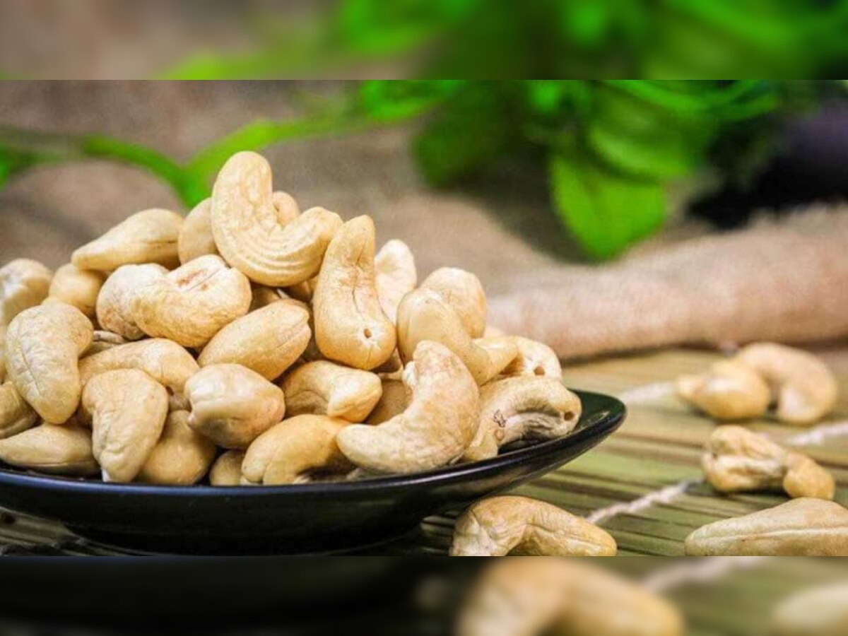 Cashew Side Effects: खाली पेट भूल से भी न खाएं काजू, इन समस्याओं में जहर के समान होता है असर