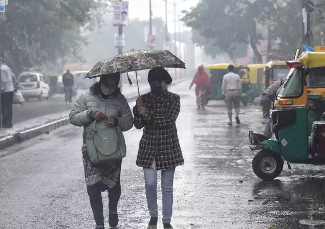 Weather Forecast: इस दिन दिल्ली में होगी बारिश, सर्द हवा बढ़ाएगी ठंड