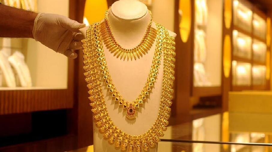 Gold Price Today: बाजार में 8000 रुपये सस्ता हुआ सोना, कीमत में आई रिकॉर्ड गिरावट