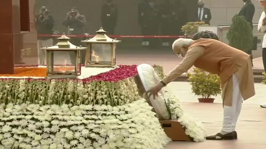 Vijay Diwas: ନ୍ୟାସନାଲ ୱାର ମେମୋରିଆଲରେ ୧୯୭୧ ର ସହିଦମାନଙ୍କୁ ଶ୍ରଦ୍ଧାଞ୍ଜଳି ଦେଲେ ପିଏମ ମୋଦି