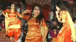 पहले कातिल अदाओं से RC Upadhyay ने लोगों को किया घायल, फिर भरी महफिल में दिया किस