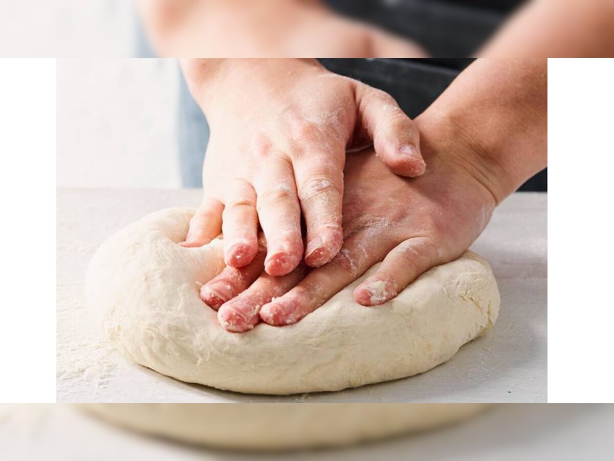 आटा गूंथने के बाद हर महिला उस पर करती है एक खास टोटका, जानें वजह