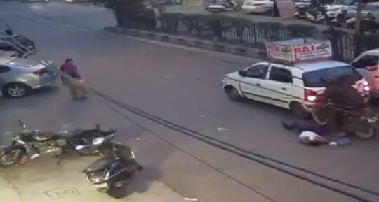 Viral Video: फोन चुराकर भाग रहे स्नैचरों ने महिला को 100 मीटर तक घसीटा