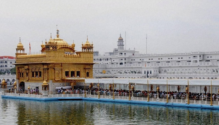 Punjab: स्वर्ण मंदिर में कथित तौर पर बेअदबी की कोशिश, आरोपी का पीट-पीटकर कत्ल Punjab: स्वर्ण मंदिर में कथित तौर पर बेअदबी की कोशिश, आरोपी का पीट-पीटकर कत्ल