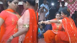 हरियाणवी डांसर RC Upadhyay संग Dolly Sharma ने किए हॉट इशारे, दर्शकों के छूटे पसीने