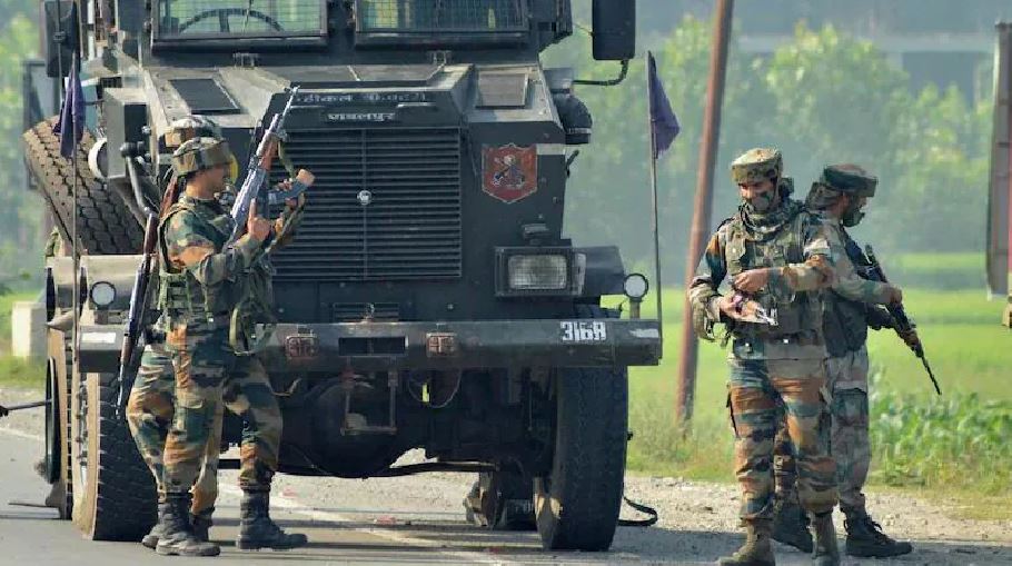 कश्मीर: सुरक्षाकर्मियों ने पुलवामा में जैश-ए-मोहम्मद के 2 आतंकियों को किया गिरफ्तार