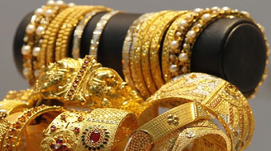 Gold Price: सोने के दाम में आई भारी गिरावट, 8000 रुपये सस्ता हुआ सोना