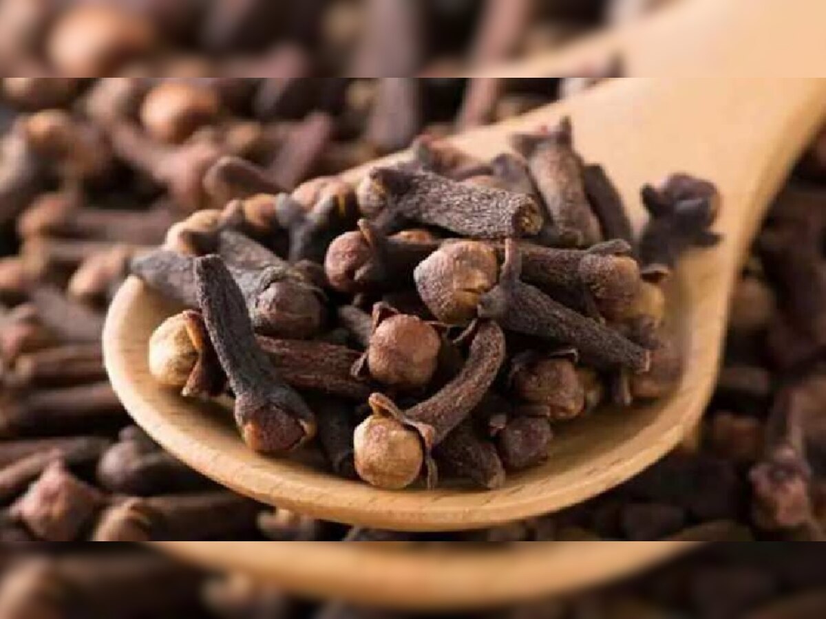 Amazing Benefits of Cloves and Milk दूध में डालकर पिएं बस थोड़ी सी