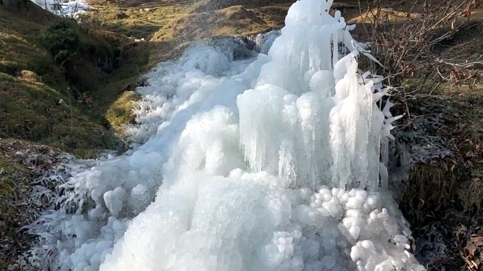 Lakes rivers waterfalls freeze as kashmir valley records sub zero  temperatures  Photos              Hindi News