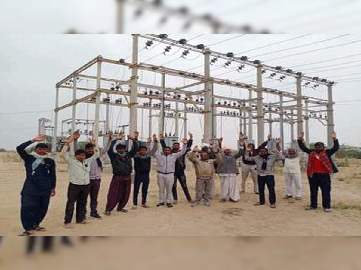 Jaisalmer: बिजली की समस्याओं को लेकर ग्रमीणों ने डिस्कॉम कार्यालय का किया घेराव, जमकर की नारेबाजी 