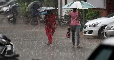 Weather in Delhi: बारिश ने बढ़ाई मुश्किलें, मौसम विभाग ने दो दिनों के लिए दी ये चेतावनी