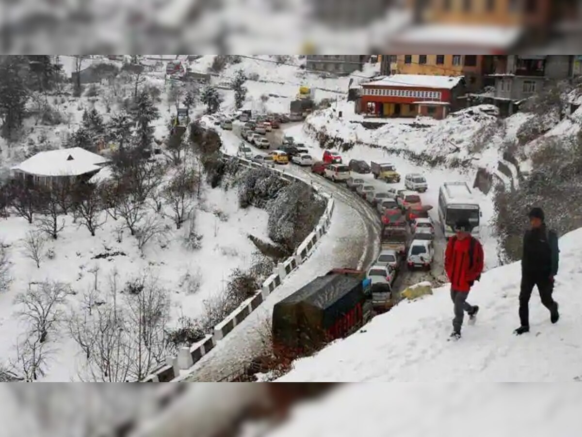 पहाड़ी इलाकों में बर्फबारी से पर्यटकों के चेहरे पर आई मुस्कान, नए साल का जश्न मनाने पहुंच रहे सैलानी