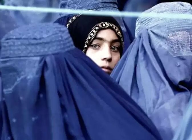 अफगानिस्तान में तालिबान का नया फरमान, अकेले लंबी यात्रा नहीं कर सकेंगी महिलाएं