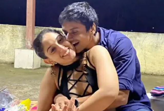 आमिर खान की बेटी इरा बॉयफ्रेंड संग हुई रोमांटिक, सरेआम की KISS