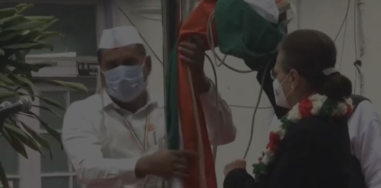 कांग्रेस स्थापना दिवस पर गिरा पार्टी का झंडा, फहरा रही थीं सोनिया गांधी, देखें VIDEO