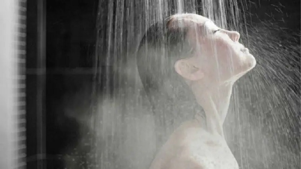 Hot Bath Disadvantage: गर्म पानी से नहाते हैं तो हो जाएं सावधान! हो सकते हैं गंभीर नुकसान