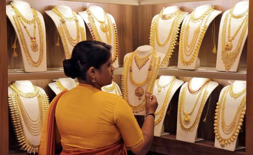 Gold Price: रिकॉर्ड 8,600 रुपये सस्ता हुआ सोना, बाजार में तेजी से बढ़ी मांग