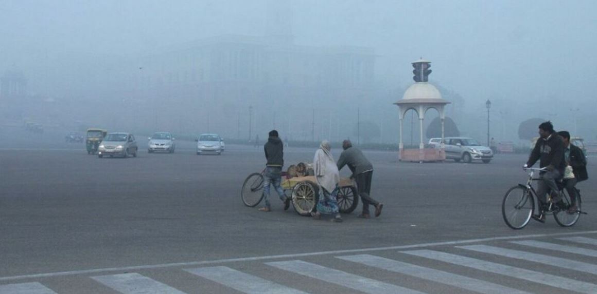 दिल्ली में पड़ रही कड़ाके की ठंड, इस दिन तक चलेगी शीतलहर