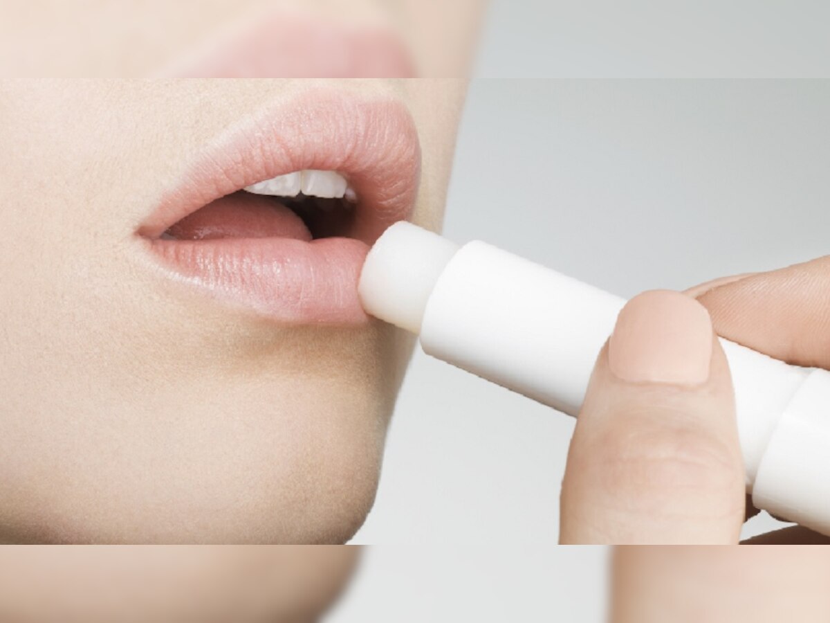 लिपस्टिक लगाने से फट जाते हैं होंठ? अपनाएं ये आसान टिप्स