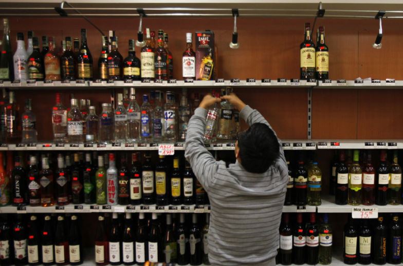 UP Excise Policy: यूपी की नई आबकारी नीति जारी, जानिए शराब सस्ती होगी या महंगी?