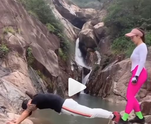 VIDEO: नदी बनी रोड़ा तो प्रेमिका के लिए पुल बना, गर्लफ्रेंड ने पीठ पर चढ़कर की पार