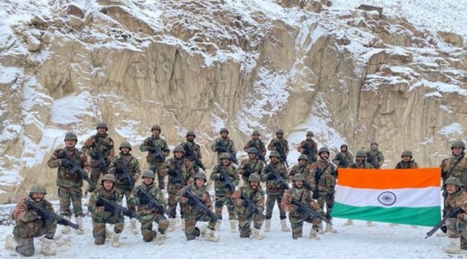 चीन को कड़ा संदेश देते हुए भारतीय सेना ने गलवान घाटी में फहराया तिरंगा