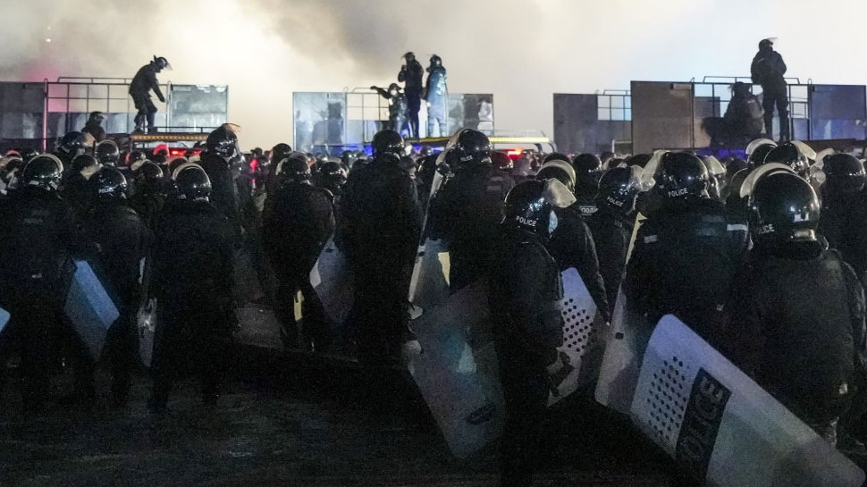 Kazakhstan: फ्यूल की कीमतों ने लगाई आग! गिर गई सरकार, आपातकाल लागू 