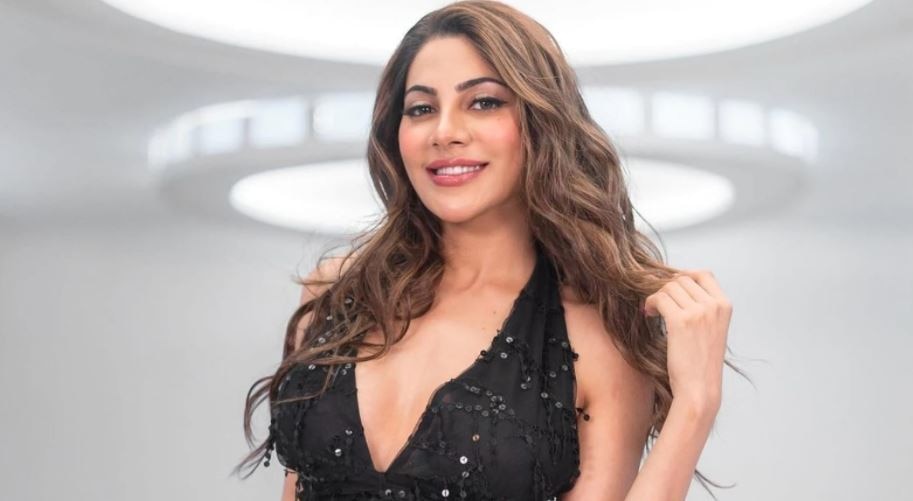 VIDEO: निक्की तंबोली ने ग्रीन हाई-थाई स्लिट लहंगे में ढाया कहर, बोल्ड अदाओं पर टिकीं नजरें